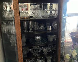 ANTIQUE OAK CURIO CABINET, ASSORTED GLASSWARE