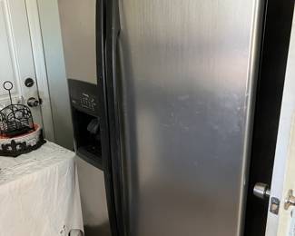 STAINLESS STEEL SIDE BY SIDE REFRIGERATOR/FREEZER