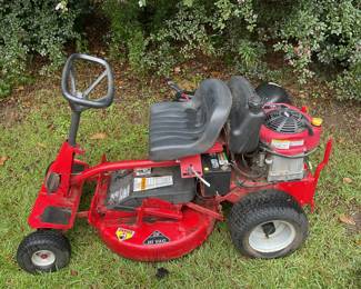 Snapper riding mower with 10.5 hp Briggs & Stratton Intek motor. Runs great