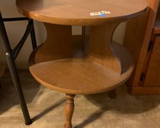 #117 round laminate end table with shelf 20x24 $25.00