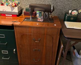 Cool sewing machine seat pulls out