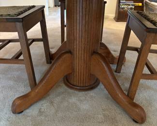 Dining room round oak with two leaves