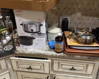 Crockpot, kitchen items