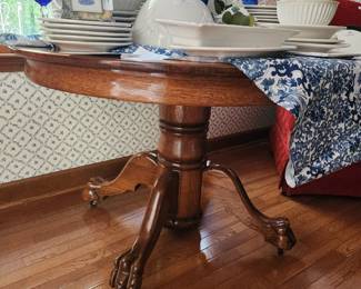 Stunning Pedestal Table with Claw Foot Detailing