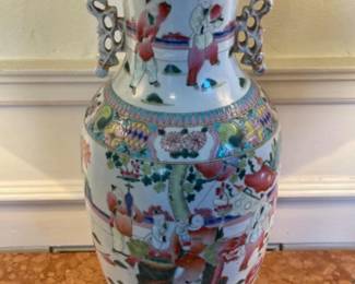 55 LateQingDynastyChinoiserieTempleVase