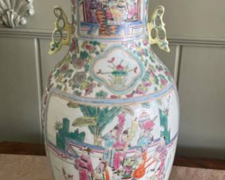 33 ChineseFamilleRoseEnameledPorcelainHandPaintedVase