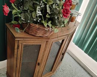 SILK ARRANGEMENT AND CABINET