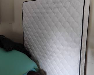 LIKE NEW FULL SIZE MATTRESS