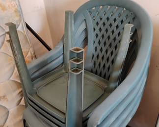 4 PLASTIC CHAIRS AND 4 TABLES
