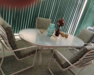 PATIO TABLE CLEAN NICE TABLE HAS 4 CHAIRS