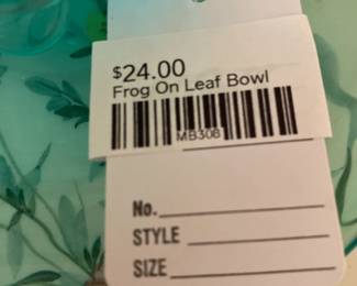 Frog on leaf bowl