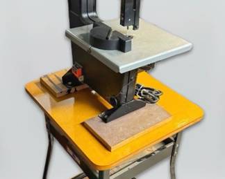  08 Black Decker 7.5 Band Saw W Table  Works