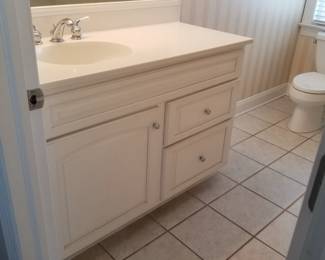 Pretty white bath vanity