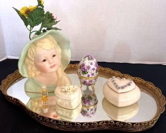 Filigree Mirrored Tray wTrinkets