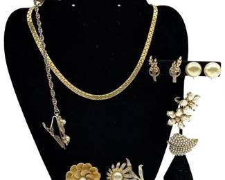 Vintage Faux Pearl Gold Toned Ladies Jewelry Bundle