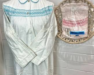 Crown Tex Size 40 Sleepwear Nightgowns