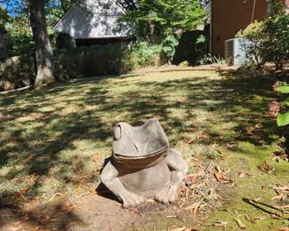 Frog concrete yard statue- HEAVY! Bring help if you plan on purchasing! 