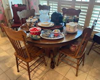Antique oak reproduction round table with 2 leaves and 6 chairs