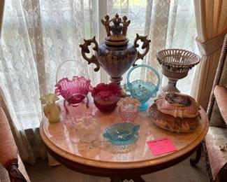 Fenton, Antique oval table with marble top
