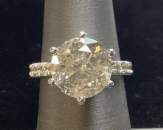18KT WHITE GOLD DIAMOND RING, SIZE 6.25, 5.08cts CENTER DIAMOND, 0.40cts ADJACENT DIAMONDS, 6.5g TOTAL WEIGHT, GGA APPRAISAL $75,930.00