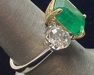 18KT TWO TONE GOLD EMERALD & DIAMOND RING, SIZE 7, 5.89cts EMERALD, 1.30cts DIAMOND, 6.4g TOTAL WEIGHT, G.I.A. CERTIFIED NATURAL EMERALD BERYL, GGA APPRAISAL $33,890.00