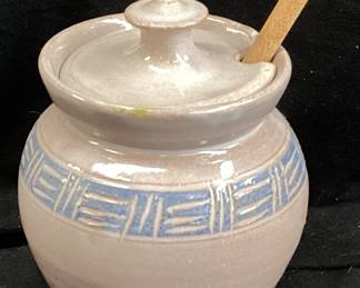 1981 JUGTOWN POTTERY HONEY KEEPER
