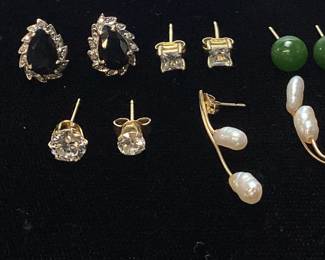 MIXED STUD EARRINGS & PIN, SOME 14KT, 10
