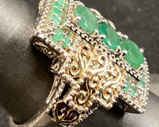 STERLING SILVER & EMERALD RING, 