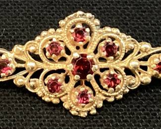 4KT YELLOW GOLD RED GEM BROOCH, 4.4g