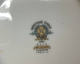 NORITAKE WELLESLEY CHINA SET, 18 PIECES