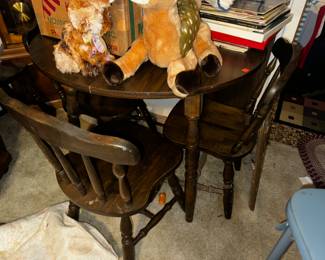 Nice wooden round table with leaf and 4 chaira