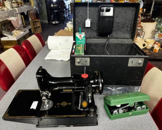 1951 Singer 221 Featherweight sewing machine. Works! 