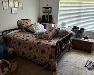 Nice vintage spindle bed