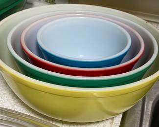 Pyrex Stacking Bowl Set