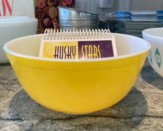 PYREX 2.5QT Yellow Mixing Bowl – #403