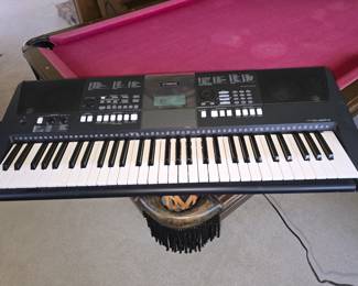 Yamaha Electric Keyboard 