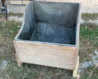 Primitive sink. Dovetails 