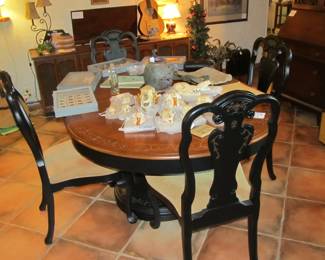 Stunning 2-tone dining table w/ 4 chairs and 1 leaf