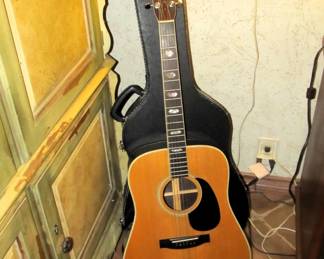This is an amazing 1970 YAMAKI 140 Guitar w/ hard case. It's in beautiful condition.