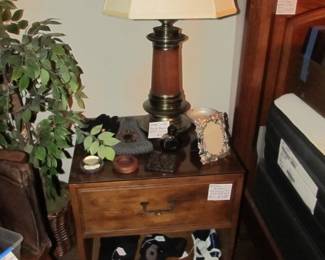 Vintage Henredon bedroom set. "Artefacts" King-size headboard, dresser, nightstands, solid brass "STIFFEL" lamps pair