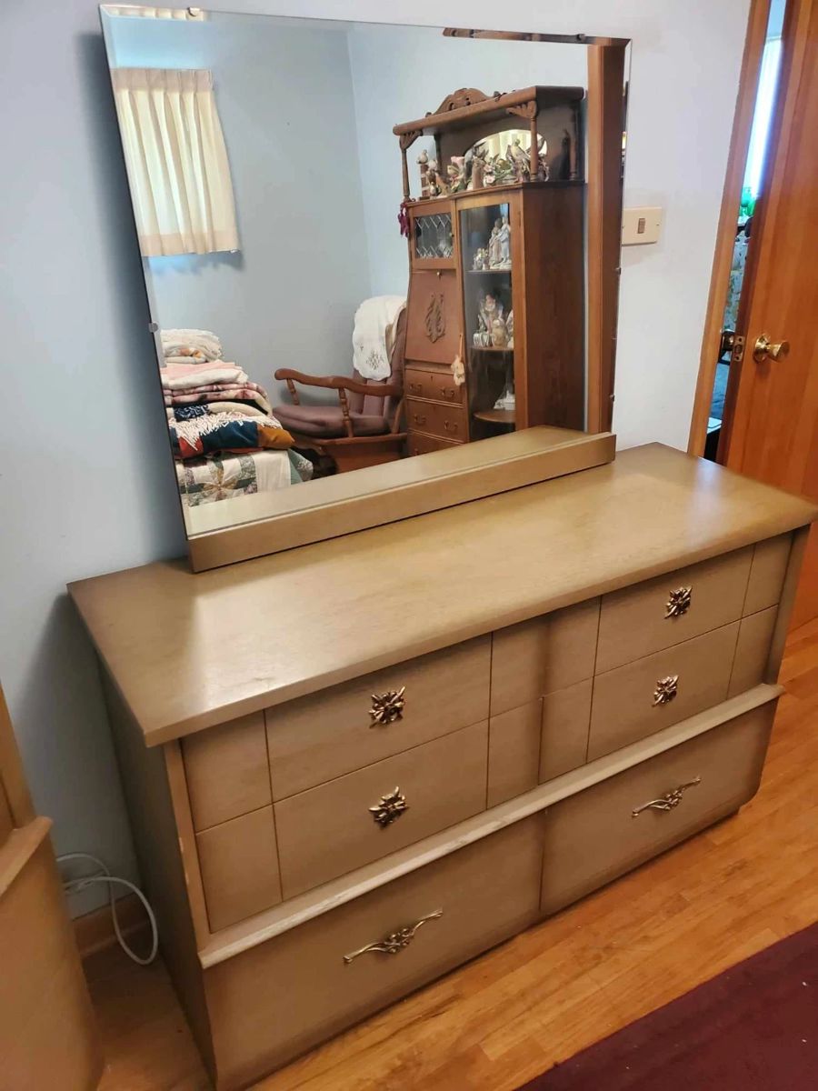 Vanity dresser (3 piece bed set)