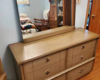 Vanity dresser (3 piece bed set)