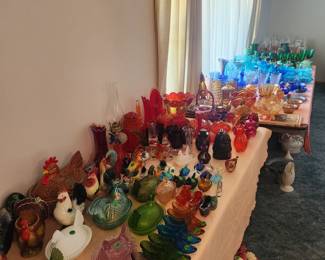 Hundreds of collectable glass pieces
