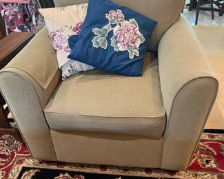 Matching arm chair, cushions