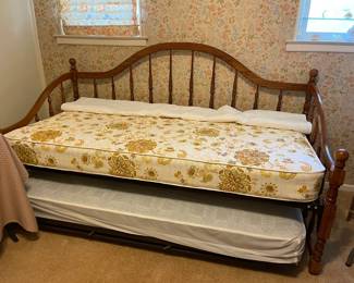 Vintage day bed with trundle, very clean mattresses, hardly used
