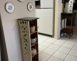 Painted ivy design shelf, pottery