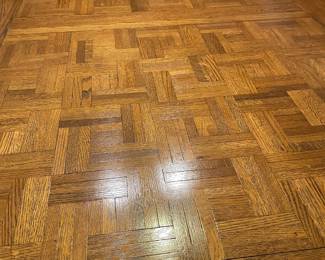 The table top detail, beautiful condition