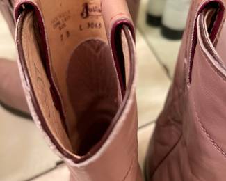 The label inside the pink pair of ladies Justin boots