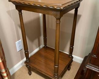 Accent table with lower shelf
