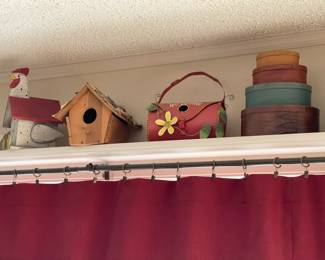 Lots of birdhouses 